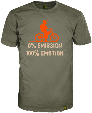 Olive grünes Rundhalsshirt mit Mountainbiker in knalligem orange darunter das Wording 0%Emission, 100% Emotion Tonig abgestimmt auf die edle Grundfarbe. Das Kurzarmshirt wird durch das 14ender MArkenlabel am Saum wirkungsvoll aufgewertet