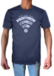 Dunkel blaues T-Shirt mit Wifi Icon und outdoor Illustrationen im Logo, gedruckt auf der Frontseite, exclusiv veredelt mit Logo Label am Saum