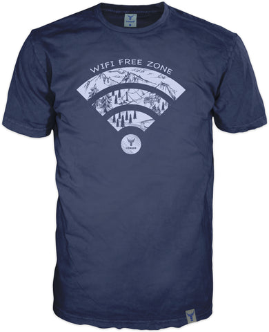Wunderbares navy T-Shirt mit lässigem schmalen Kragen und einem wifi free zone print auf der Brust, veredlet mit einem Label am Saum wird das Kurzarm Shirt zum Volkommenen Produkt