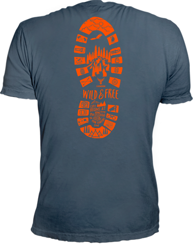 Anthrazit farbenes kurzarm T-Shirt mit schmalem Kragen mit orangem Footprint auf dem Rücken. Der Fußabdruck zeigt diveres Outdoor und Abenteuermotive.
