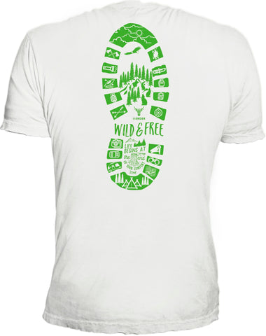 WEißes Kurzarm T-Shirt Rückenansicht mit grünem Fußabdruck. Der Footprint zeigt diverese Outdoor Illustrationen.