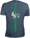 Anthrazit farbenes  Kurzarm T-Shirt mit Rundhals. Das shirt ist auf dem Rücken mit einer vertikalen Bikespur auf dem das 14ender Logo thront. In der Mitte fährt ein Biker einen Wheely