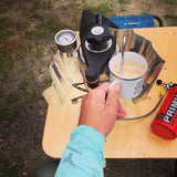Esspressomaschine von Bellman auf Camping Kocher beim Milchschäumen