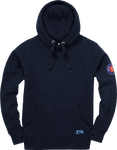  Frontansicht navy farbiges Hooded Sweatshirt 14ender mit Patch auf dem linken Arm und Brandlabel auf der Fronttasche 
