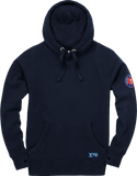  Frontansicht navy farbiges Hooded Sweatshirt 14ender mit Patch auf dem linken Arm und Brandlabel auf der Fronttasche 